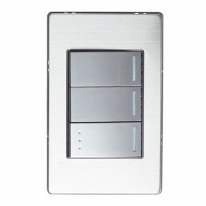 BP03/3-M/P - PLACA METÁLICA CON 2 INTERRUPTORES SENCILLOS Y 1 DE ESCALERA DE 1 MÓDULO PLATEADO LUCEK